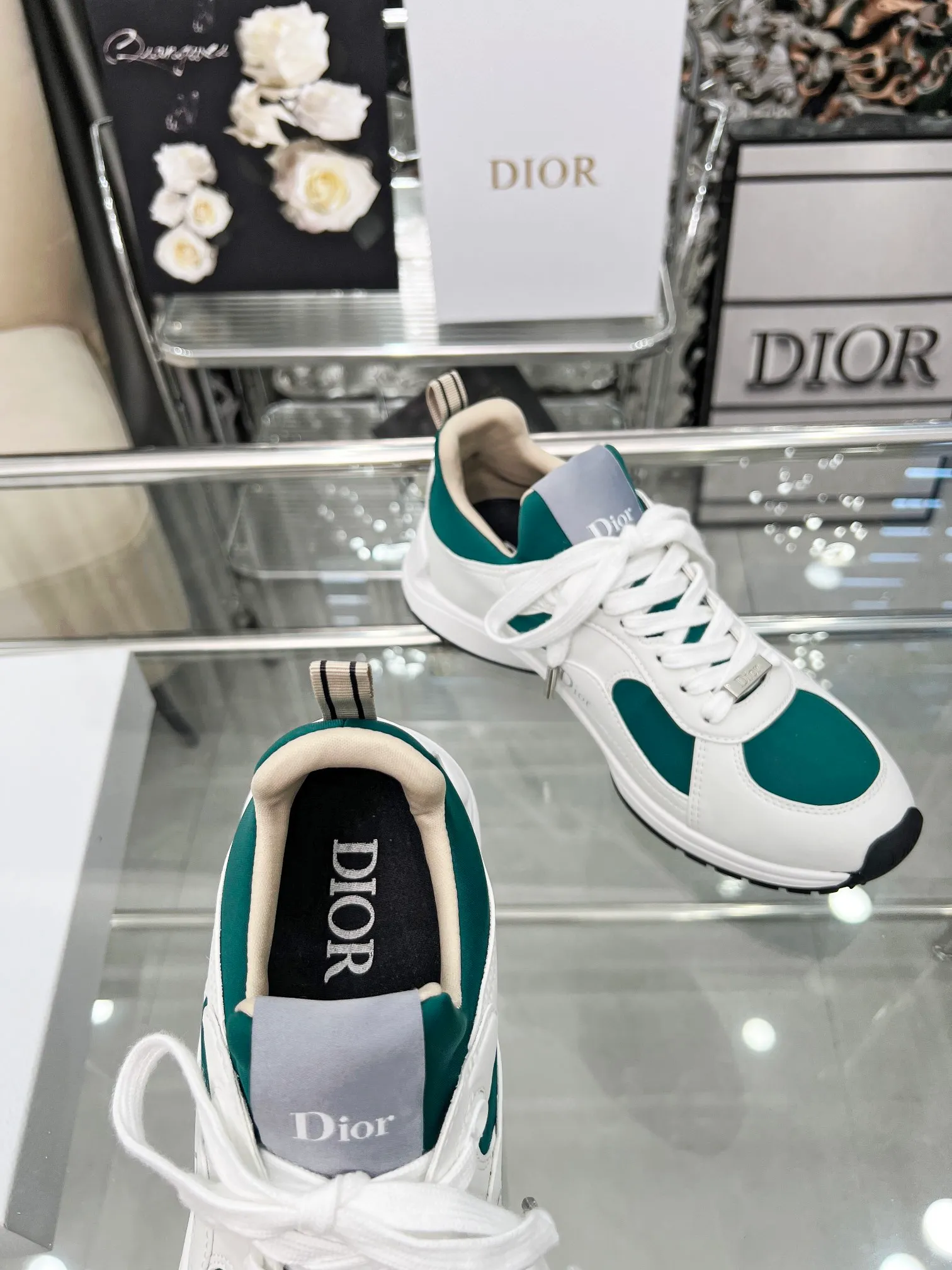 Men's shoes 💰540 Dior, the latest Star series on the show, this Dior Star dad sneaker is a new product for the fall of 2025, enriching the classic series with fashionable retro style. Carefully crafted, these Dad Shoes style shoes can be paired with casual looks all year round and follow the trend of the retro market. The Dior logo on the tongue also indicates that this pair of shoes is the B30 model! B30 uses fine-textured leather and mesh cloth materials to form a shoe body. There are conspicuous letters CD on both sides of the shoe body to indicate identity. The multiple lines on the shoe body outline the details, making the shoes look less monotonous and full of retro three-dimensionality! Code number: 40-46 Color: four colors